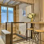 Le Nid Voute Avec Terrasse Situe Au Coeur De アパート