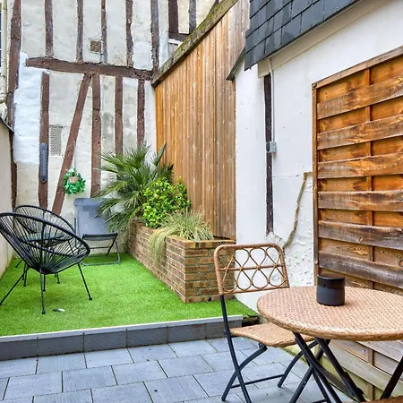 Le Nid Voute Avec Terrasse Situe Au Coeur De Rouen *