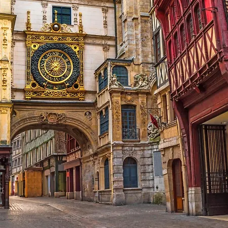 Le Nid Voute Avec Terrasse Situe Au Coeur De Rouen *