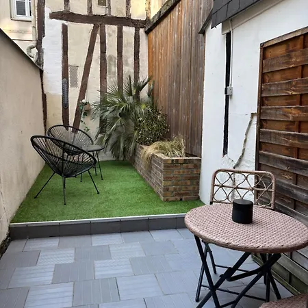 Le Nid Voute Avec Terrasse Situe Au Coeur De Rouen Lejlighed